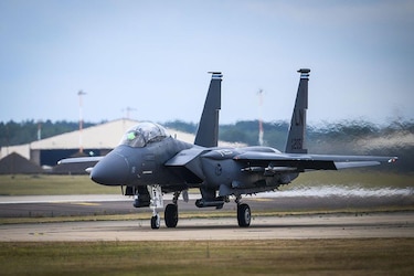 Irán afirma haber derribado dos aviones de combate de Estados Unidos: rescatan a dos de los tripulantes y buscan a un tercero