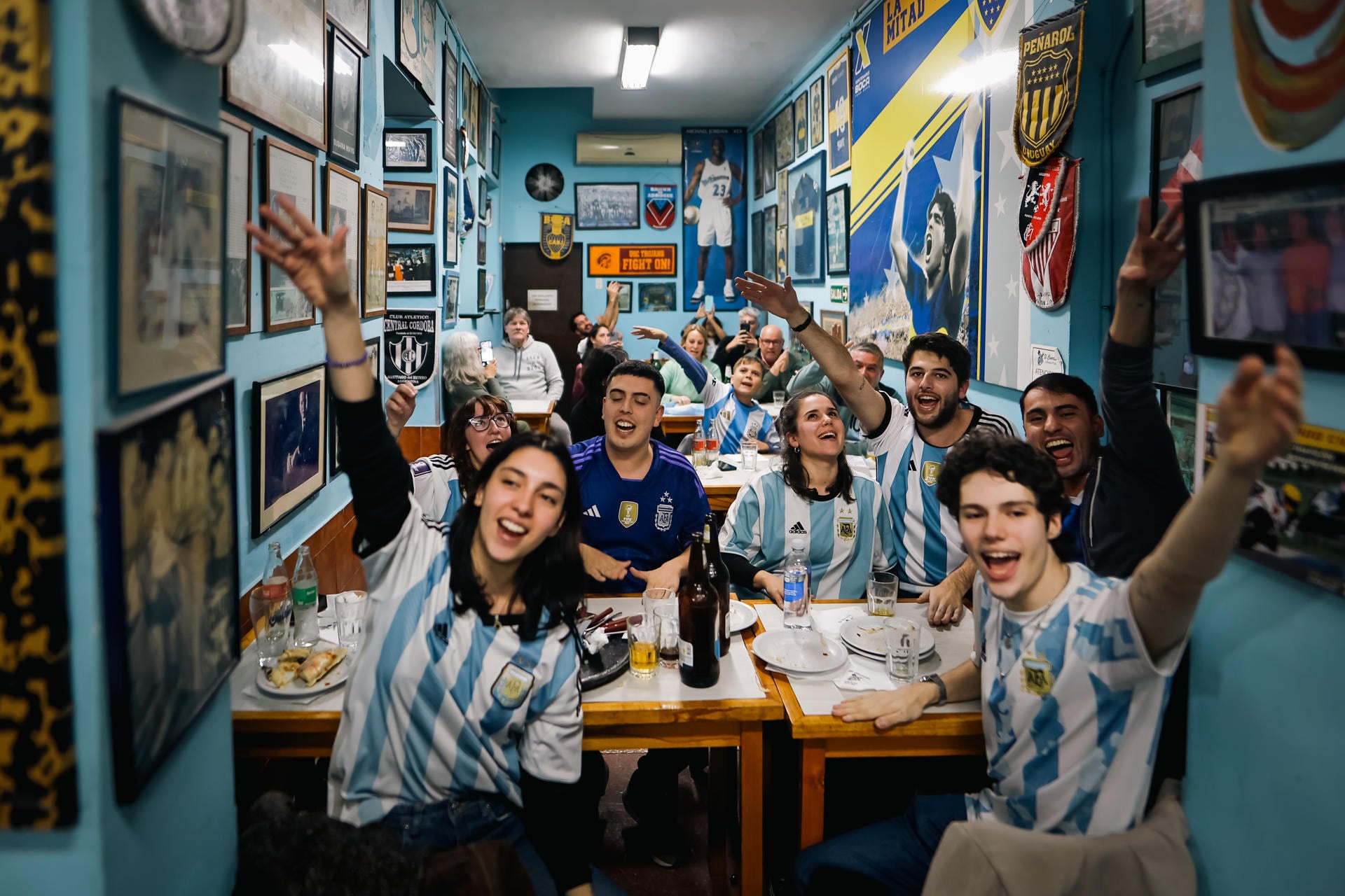 Aficionados argentinos fueron registrados este domingo al observar la final de la Copa América, en un bar de Buenos Aires (Argentina). EFE/Juan Ignacio Roncoroni