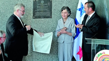 Homenaje póstumo al excontralor Carles