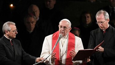 El papa clama 'vergüenza' ante un mundo 'devorado por el egoísmo'