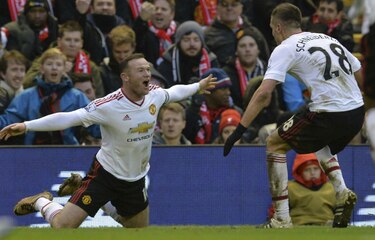 Rooney mete al Manchester United en la pelea