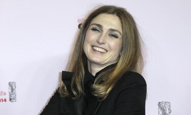 Gayet gana juicio contra revista por publicar fotos de ella con Hollande