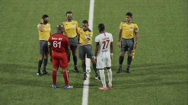A sus 60 años, el vicepresidente de Surinam juega en un duelo oficial de Concacaf