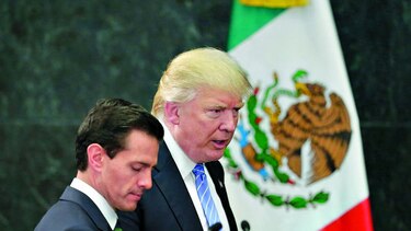 Trump visita México e insiste en muro