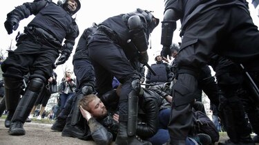 Más de mil arrestados en protestas contra Vladimir Putin en Rusia