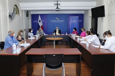 Minsa y enfermeras se reúnen para dialogar sobre el pago de los sobresueldos; protestas se mantienen