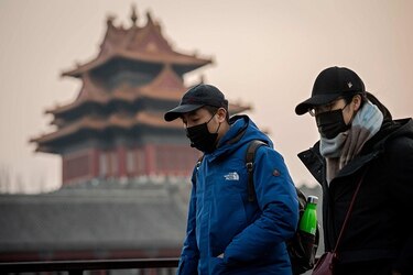 OMS eleva amenaza mundial del virus que deja primer muerto en Pekín
