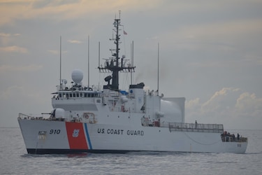 Buque de la Guardia Costera de Estados Unidos transita por aguas panameñas