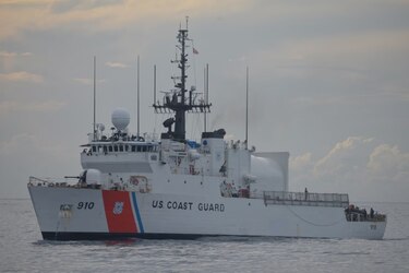 Buque de la Guardia Costera de Estados Unidos transita por aguas panameñas