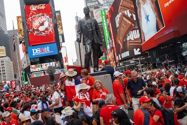 Times Square se tiñe de rojo con el banderazo panameño