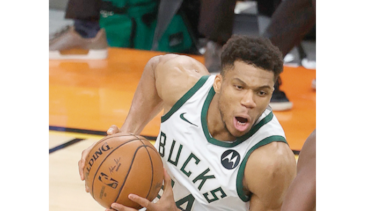 Bucks buscan  coronarse esta noche  en su propia cancha