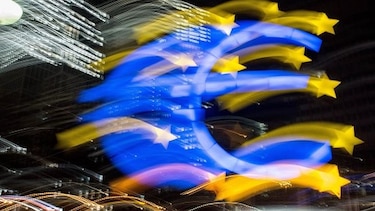 El euro cae por debajo de 1.1 dólares arrastrado por Grecia