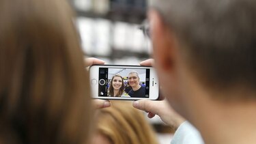 Desmantelan compañía china que producía iPhones falsos