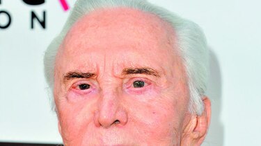 Kirk Douglas recibe regalo anticipado