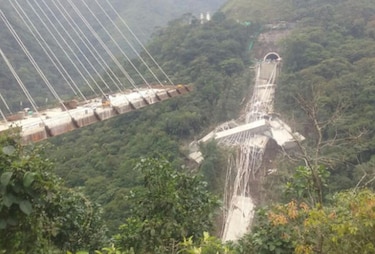 Al menos 10 obreros mueren en Colombia al caer puente en obra