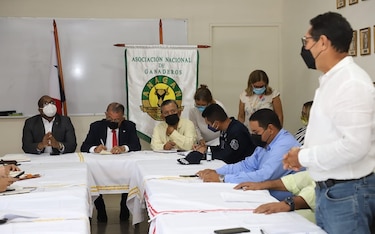 Procurador se compromete especializar a fiscales en delitos pecuarios durante reunión con ganaderos y ministro del MIDA