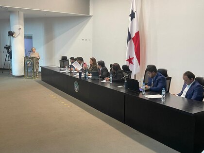 Diputados independientes entrevistan a los aspirantes a contralor y subcontralor