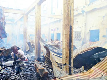 Fuego acaba con caserón y deja 125 damnificados