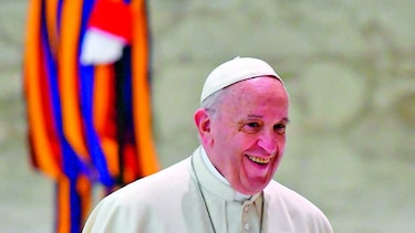 Papa ofrece día de circo a indigentes e inmigrantes
