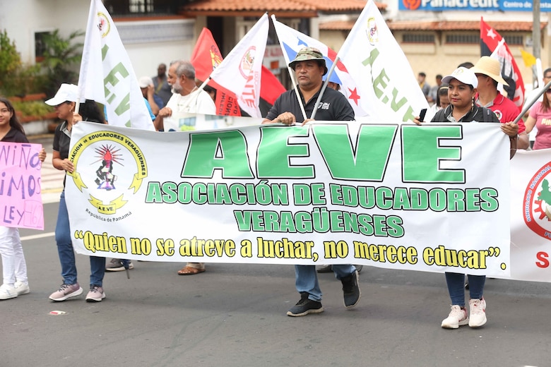 Trabajadores, docentes, grupos sindicales, marcharon este 1 de mayo en medio de una huelga