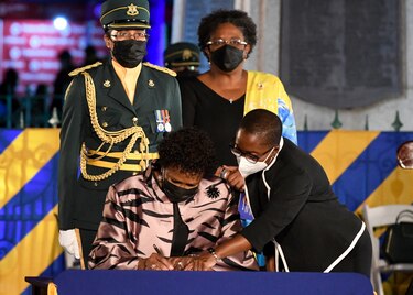 Barbados se convierte en república