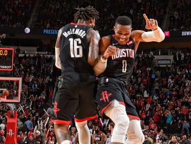 Westbrook lidera a los Rockets con 31 puntos ante los Spurs