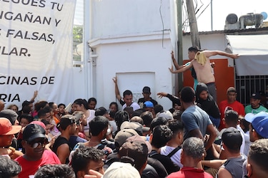 Migrantes bloquean calles para presionar por permisos temporales en sur de México