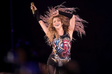 Shakira pisa fuerte en su regreso al escenario en París