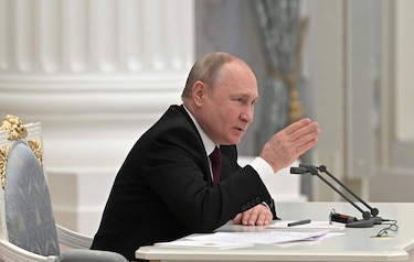 Vladimir Putin reconoce la independencia de los territorios prorrusos de Ucrania y amenaza a Kiev