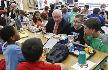 Gobierno de Donald Trump frena programa de Michelle Obama para comer sano en colegios