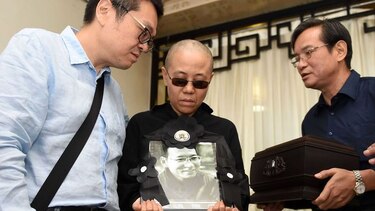 Partidarios del Nobel fallecido Liu Xiaobo temen por su viuda