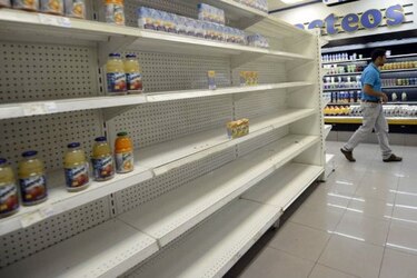 Niños venezolanos reciben merienda escolar en vacaciones