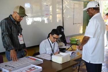 Los hondureños salen a votar en una jornada crucial para su frágil democracia