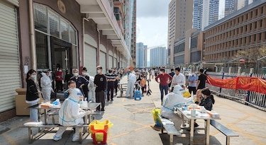 La bolsa de Hong Kong y el crudo se hunden por rebrote de coronavirus en China