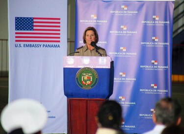 La general del Comando Sur culmina su visita a Panamá