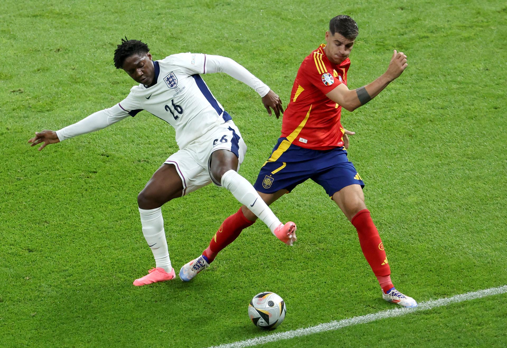 El español Álvaro Morata (Der.), en acción contra el inglés Kobbie Mainoo durante la final de la Eurocopa 2024. EFE