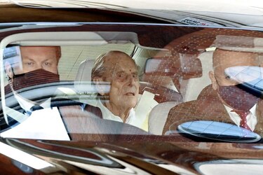 El marido de la reina Isabel II sale del hospital tras un mes