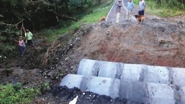 Lluvias causan daño a carretera en Coclé