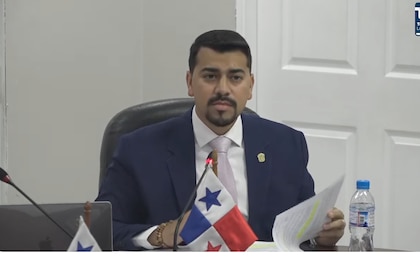 Comisión de Credenciales suspende sesión y aplaza debate del reglamento interno