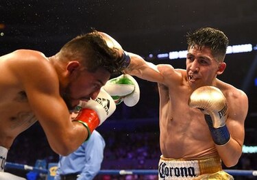 Mexicano Leo Santa Cruz retiene cinturón pluma de la AMB