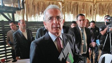 Álvaro Uribe se defiende de acusaciones de soborno