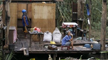 Tifón derriba viviendas al iniciar devastador recorrido en Filipinas