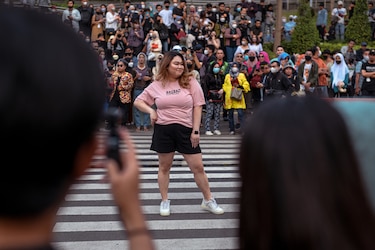 Desfiles improvisados de fashionistas en una de las avenidas más concurridas de Yakarta