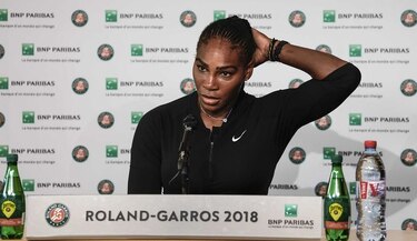 Serena Williams abandona; Wozniacki cae