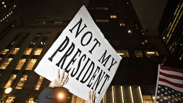 Miles de personas protestan en contra de Trump en todo Estados Unidos