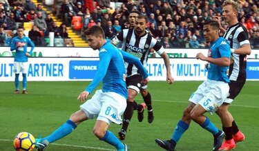 Napoli supera a Udinese y recupera la punta en Italia