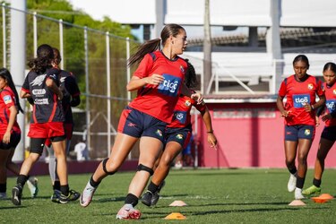 Víctor Suárez presentó a sus 21 guerreras