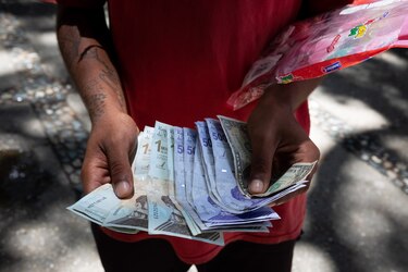 Moneda venezolana inicia 2023 con una devaluación de 73%