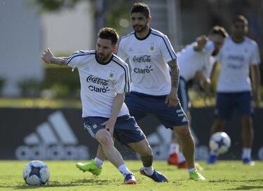 Messi se suma al equipo argentino para dos cruciales duelos