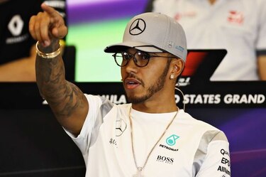 Hamilton hace gala de su carisma en Texas